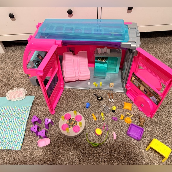 Barbie camper and pool RV - Picture 7 of 9